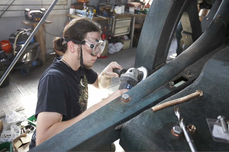 Reparaturarbeiten an der letzten Quadrige am Dach des Parlaments - letzte Schleifarbeiten.