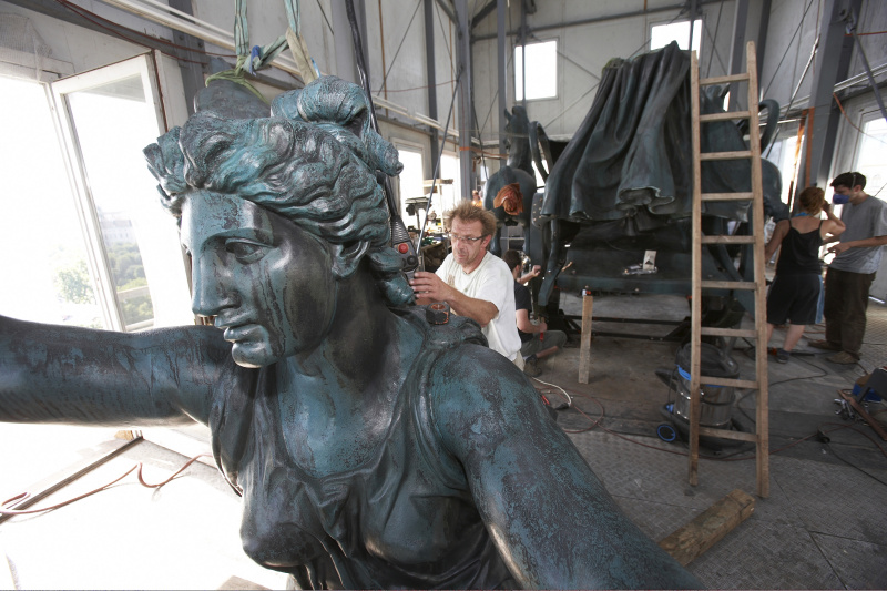 Reparaturarbeiten an der letzten Quadrige am Dach des Parlaments - Siegesgöttin Nike.