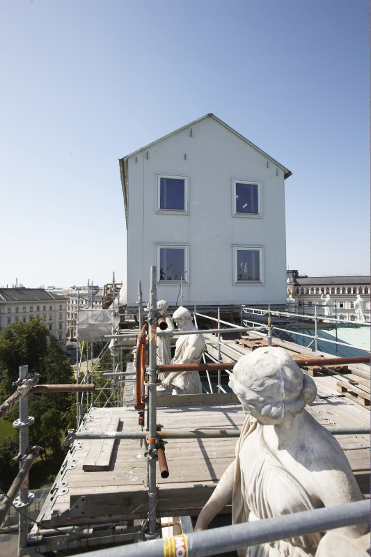 Reparaturarbeiten an der letzten Quadrige am Dach des Parlaments.