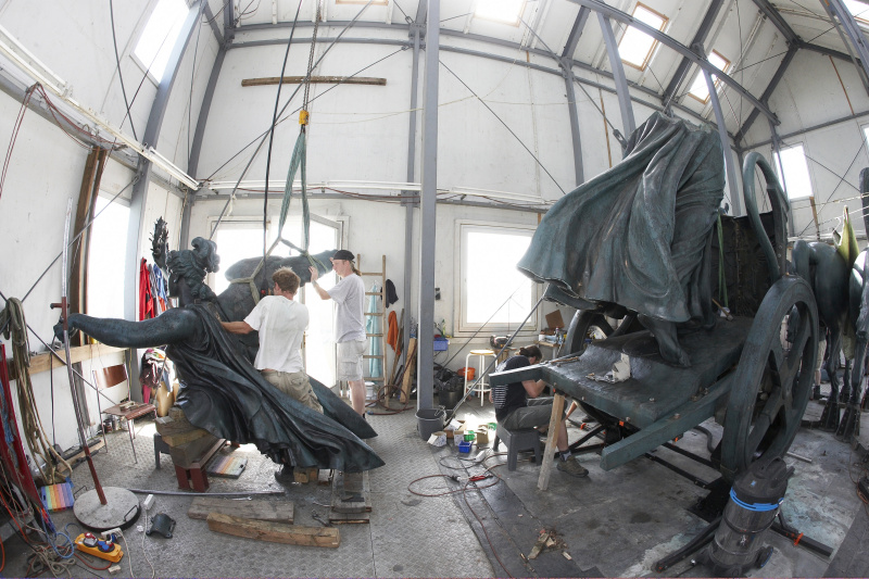 Reparaturarbeiten an der letzten Quadrige am Dach des Parlaments.