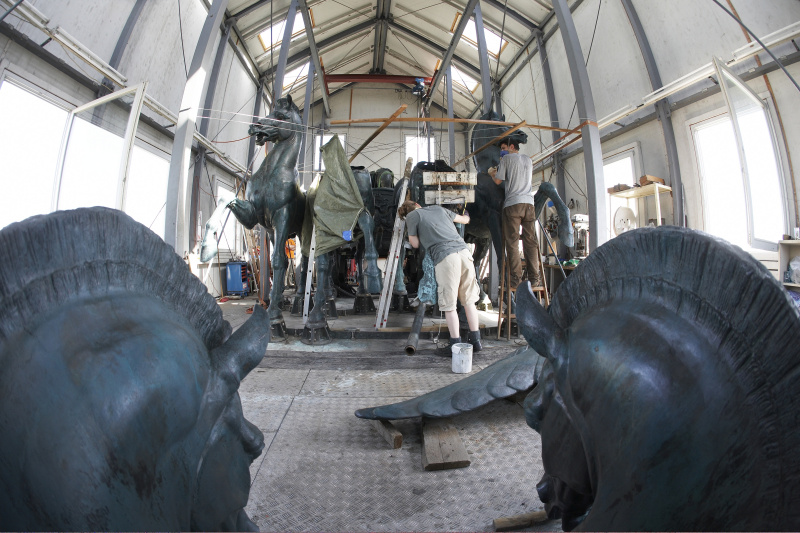 Reparaturarbeiten an der letzten Quadrige am Dach des Parlaments - zwei Pferdeköpfe.