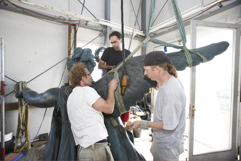 Reparaturarbeiten an der letzten Quadrige am Dach des Parlaments - Siegesgöttin Nike.