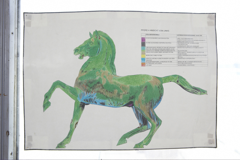 Reparaturarbeiten an der letzten Quadrige am Dach des Parlaments.