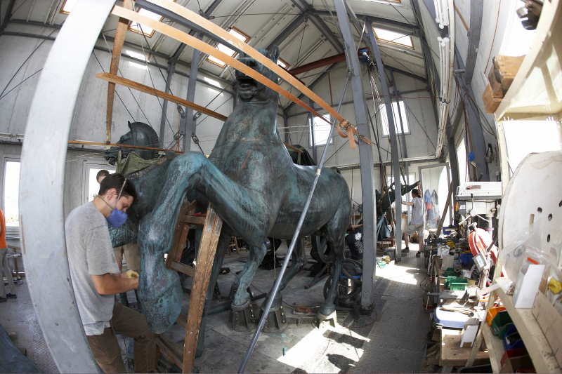 Reparaturarbeiten an der letzten Quadrige am Dach des Parlaments.