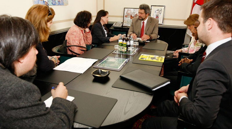 linke Bildhälfte: brasilianische Delegation mit Serys Slhessarenko - Vizepräsidentin des brasilianischen Senats(4.v.li); rechte Bildhälfte: österreichische Delegation mit Harald Reisenberger - Bundesratspräsident; Dr. Alice Alsch-Harant - Bundesratsvizedirektorin; Veranstaltungsteilnehmer und Dr. Christian Hütterer - Parlamentsdirektion