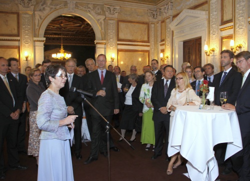 Ansprache von Nationalratspräsidentin Mag.a Barbara Prammer. Im Hintergrund die geladenen Gäste.