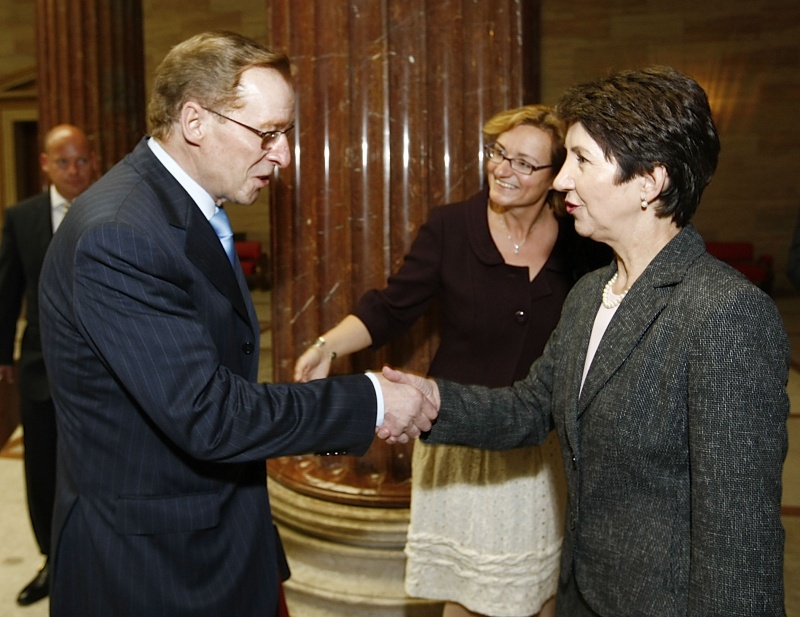 Nationalratspräsidentin Mag.a Barbara Prammer (re) begrüßt Armand Jung - Vorsitzender der französischen Freundschaftsgruppe. Im Hintergrund Dr. Brigitte Brenner - Parlamentsdirektion