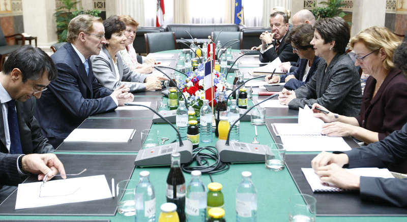 linke Bildhälfte: französische Delegation: v.li. Veranstaltungsteilnehmer Armand Jung; Martine Carrilion-Couvreur und Odette Duriez; rechte Bildhälfte: österreichische Delegation: v.li. Dr. Joseph Wirnsperger - Parlamentsdirektion; Lukas Mussi - Parlamentsdirektion; Dolmetscherin; Nationalratspräsidentin Mag.a Barbara Prammer und  Mag. Dr. Brigitte Brenner - Parlamentsdirektion