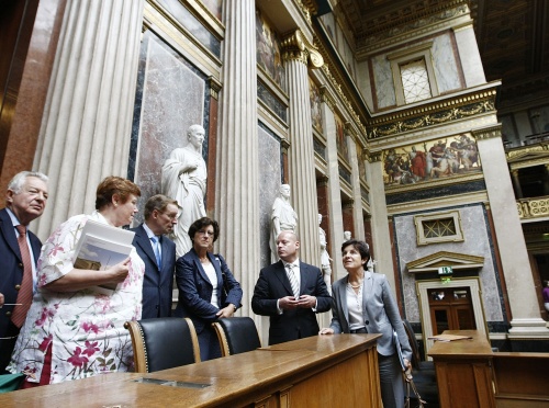 v.li. Francois Scellier; Odette Duriez; Armand Jung; Dolmetscherin; Lukas Mussi - Parlamentsdirektion; Martine Carrilion-Couvreur