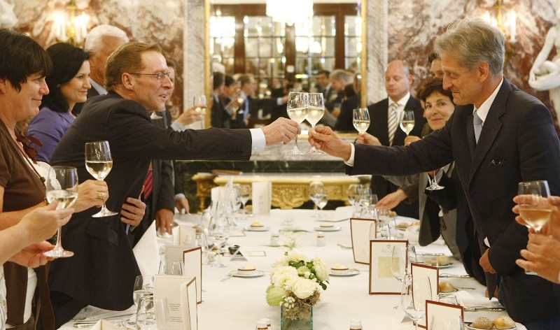 linke Bildhälfte: Gisela Wurm- Abg. z. NR; Armand Jung und Silvia Fuhrmann; Abg. z. NR;  rechte Bildhälfte: v. li. Lukas Mussi - Parlamentsdirektion; Martine Carrilion Couvreur; Josef Cap - Abg. z. NR