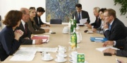 linke Bildhälfte: österreichische Delegation mit Botschafter Rudolf Lennkh (2. von links); rechte Bildhälfte: französische Delegation mit Armand Jung (re)