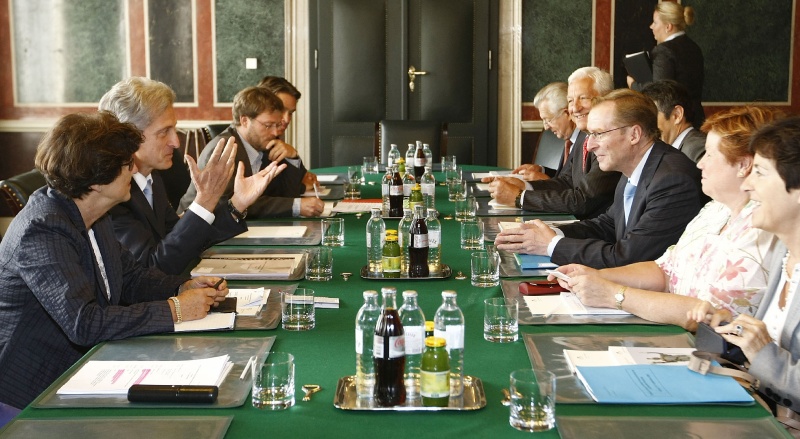 linke Bildhälfte: österreichische Delegation: v. li. Dolmetscherin; Josef Cap; Dipl.-Ing. Dr. Wolfgang Pirklhuber - Abg. z. NR; Peter Westenthaler - Abg. z. NR; rechte Bildhälfte: fanzösische Delegation: v. li. Francois Scellier; Claude Gatignol; Yves-Marie Doublet; Armand Jung; Odette Duriez und Martine Carrilion-Couvreur;