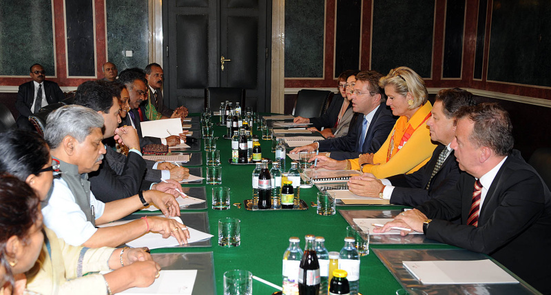 linke Bildhälfte: indische Delegation v.li. Usha Verma; Paramjit Kaur Gulshan; Prabhat JHA; Anant Kumar Hegde; Meira Kumar - Präsidentin des indischen Lok Sabha; P.D.T. Acharyun U.S. Saxena; rechte Bildhälfte: österreichische Delegation v.li. Veranstaltungsteilnehmerin; Mag.a Christine Muttonen - Abg. z. NR; Herbert Scheibner - Abg. z. NR; Dr. Ursula Plassnik - Abg. z. NR; Dr. Ferdinand Maultaschl - Botschafter und Dr.Joseph Wirnsperger - Parlamentsdirektion