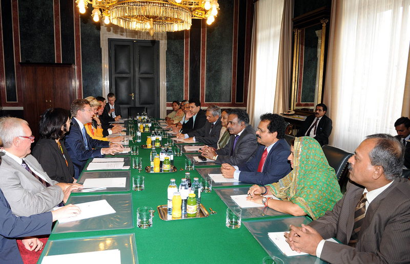 linke Bildhälfte: österreichische Delegation: v.li. Veranstaltungsteilnehmer; Mag.a Christine Muttonen - Abg. z. NR; Herbert Scheibner - Abg. z. NR; Dr. Ursula Plassnik - Abg. z. NR; Dr.Joseph Wirnsperger - Parlamentsdirektion; Veranstaltungsteilnehmer und  Martin Wasserer - Parlamentsdirektion. rechte Bildhälfte: indische Delegation v.li. Usha Verma; Paramjit Kaur Gulshan; Prabhat Jha; Anant Kumar Hegde; Saurabh Kumar; Meira Kumar - Präsidentin des indischen Lok Sabha; P.D.T. Achary;E.M. Sudarsana Natchiappan; Rajkumari Ratna Singh und Veranstaltungsteilnehmer