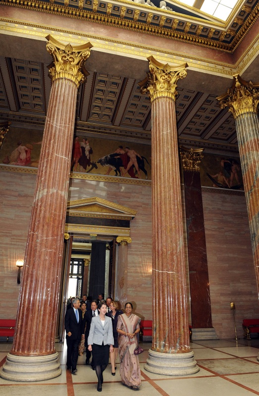 Nationalratspräsidentin Mag.a Barbara Prammer begleitet Meira Kumar - Präsidentin der indischen Lok Sabha durch die Säulenhalle