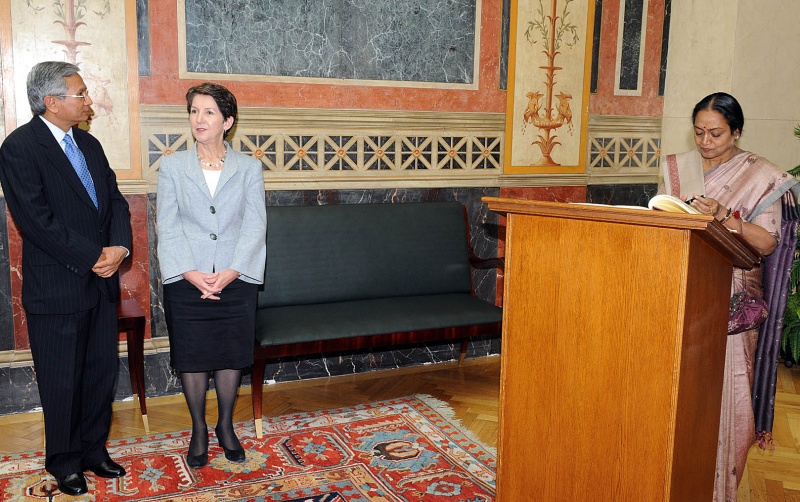 v.li. Saurabh Kumar; Nationalratspräsidentin Mag.a Barbara Prammer und Meira Kumar - Präsidentin des inischen Lok Sabha beim Gästebucheintrag.