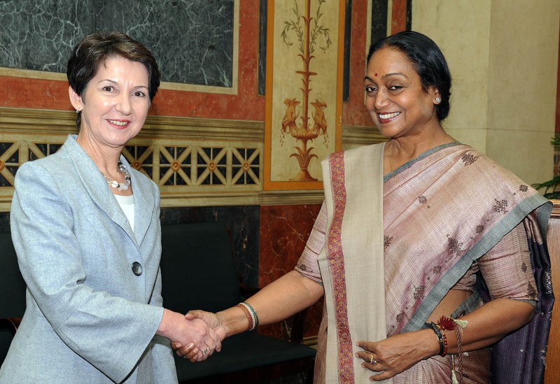 Nationalratspräsidentin Mag.a Barbara Prammer(li) begrüßt Meira Kumar - Präsidentin des inischen Lok Sabha(re)