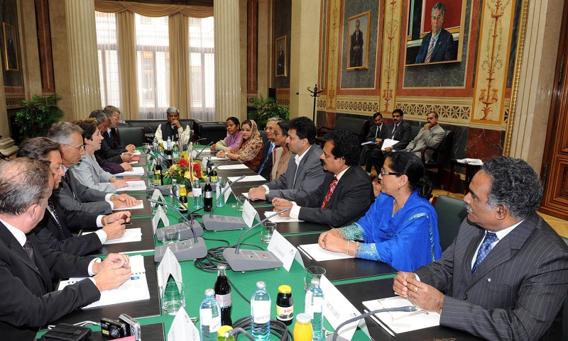 linke Bildhälfte: österreichische Delegation v.li. zwei Veranstaltungsteilnehmer; Dr. Georg Posch - Parlamentsdirektor; Nationalratspräsidentin Mag.a Barbara Prammer; Mag. Alexis Wintoniak - Parlamentsvizedirektor und Martin Wasserer - Parlamentsdirektion; rechte Bildhälfte: indische Delegation mit Meira Kumar - Präsidentin des indischen Lok Saba (4.v.li.)