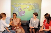 v.li. Schülerin beim Interview von  Meira Kumar - Präsidentin des Indischen Lok Saba; Nationalratspräsidentin Mag.a Barbara Prammer und eine weitere Schülerin.
