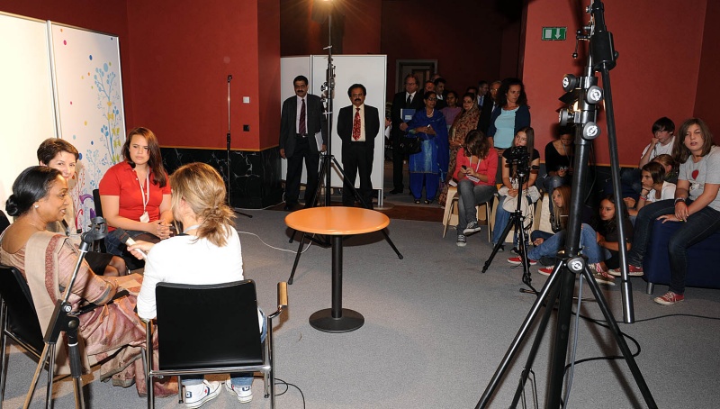 Meira Kumar - Präsidentin des indischen Lok Sabha (li) und Nationalratspräsidentin Mag.a Barbara Prammer (2.v.li.) besuchen eine Veranstaltung der Demokratiewerkstatt