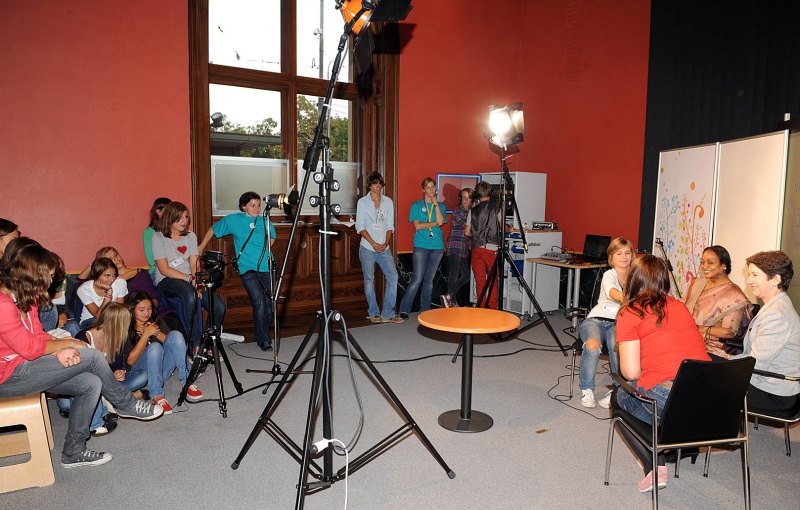 Meira Kumar - Präsidentin des indischen Lok Sabha (2.v.re.) und Nationalratspräsidentin Mag.a Barbara Prammer (re) besuchen eine Veranstaltung der Demokratiewerkstatt