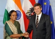 Außenminister Dr. Michael Spindelegger (rechts) begrüßt Meira Kumar - Präsidentin des indischen Lok Sabha