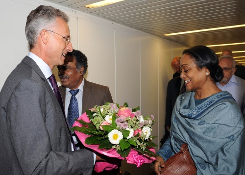 Parlamentsdirektor Dr. Georg Posch überreicht  der Präsidentin des indischen Lok Sabha Meira Kumar einen Blumenstauß.