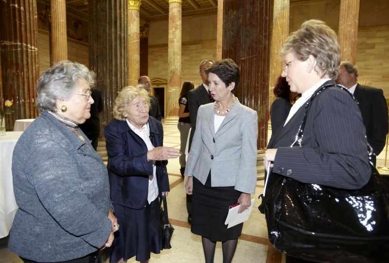 von links: Zeitzeugin Irma Trksak (2.v.li) wird von NR-Praesidentin Mag.a Barbara Prammer (3.v.li.) begruesst vor der Praesentation der TV-Dokumentation Der Zweite Weltkrieg - Verfolgt, verschleppt, vernichtet