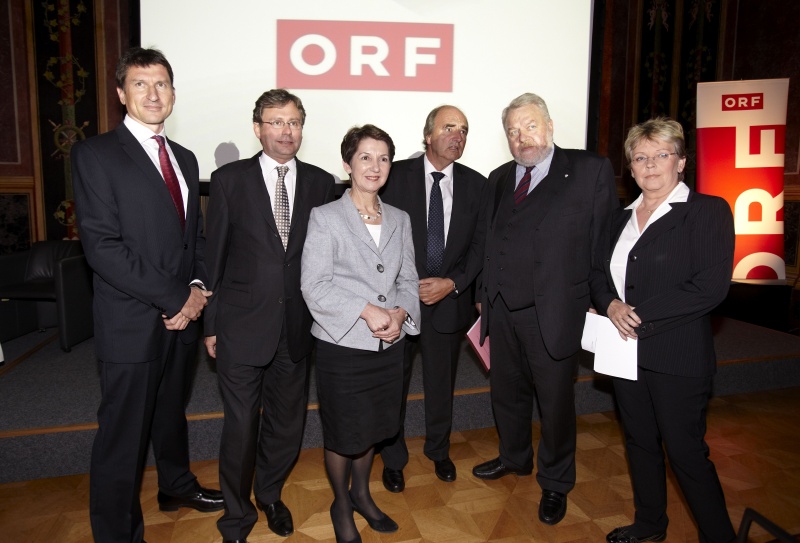 von links: Filmgestalter Tom Matzek, ORF-Generaldirektor Dr. Alexander Wrabetz, Praesidentin Mag.a Barbara Prammer, Filmgestalter Andreas Novak ,ORF-Informationsdirektor Dr. Elmar Oberhauser, ORF-Abteilungsleiterin Dr.in Gisela Hopfmueller-Hlavac vor der Praesentation der TV-Dokumentation Der Zweite Weltkrieg - Verfolgt, verschleppt, vernichtet
