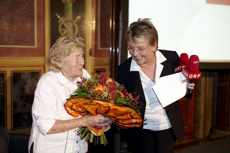 von links: Zeitzeugin Irma Trksak erhaelt von ORF-Abteilungsleiterin Dr.in Gisela Hopfmueller-Hlavac Blumen nach  der Praesentation der TV-Dokumentation Der Zweite Weltkrieg - Verfolgt, verschleppt, vernichtet