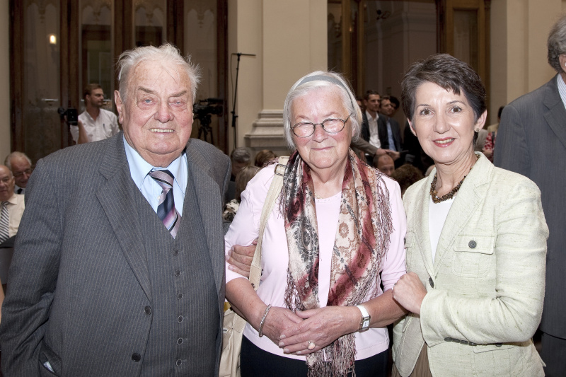v.li. Peter Kuchar - Praesident des Verbandes der Kaerntner Partisanen/Predsednik Zveze slovenskih organizacij; Helga Emperger - Mitglied einer Widerstandsgruppe in Kaernten; Praesidentin des Nationalrates Mag. Barbara Prammer