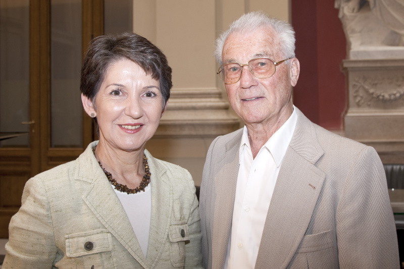 v.li.  Praesidentin des Nationalrates Mag. Barbara Prammer; Richard Wadani - Wehrmachtsdeserteur, Ehrenobmann des Vereins Personenkomitee Gerechtigkeit für die Opfer der NS-Militaerjustiz