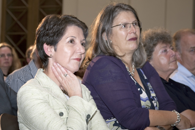 erste Reihe v.li. Praesidentin des Nationalrates Mag. Barbara Prammer; Volksanwaeltin Mag. Terezija Stoisits, Eleonora Hostasch und ein weiterer Veranstaltungsteilnehmer.