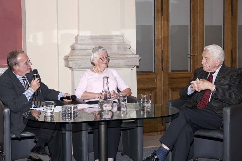 v.li. Walter Manoschek - Institut für Staatswissenschaft der Universitaet Wien; Helga Emperger - Mitglied einer Widerstandsgruppe in Kaernten; Hugo Pepper - Widerstandskaempfer
