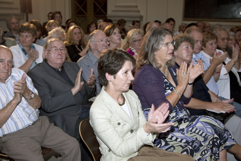 erste Reihe v.li. Praesidentin des Nationalrates Mag. Barbara Prammer; Volksanwaeltin Mag. Terezija Stoisits, Eleonora Hostasch und weitere VeranstaltungsteilnehmerInnen.