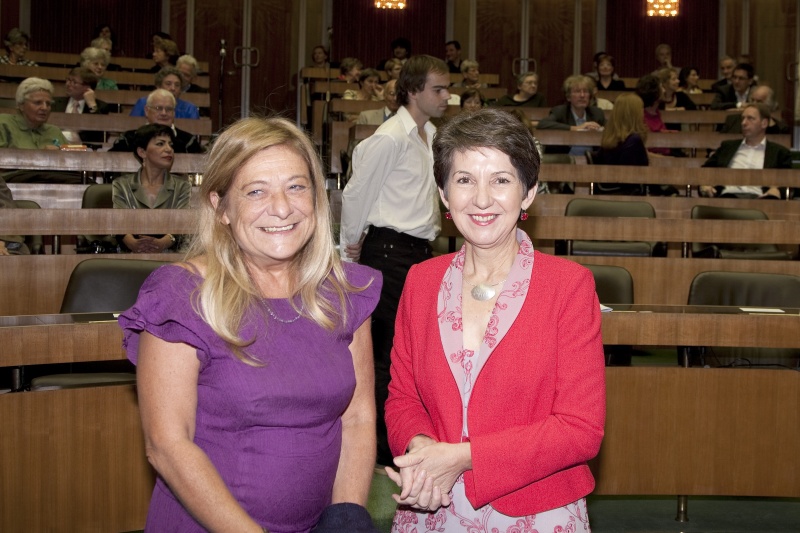 v.li. Mag. Siglinde Bolbecher - stv. Vorsitzende der Theodor Kramer Gesellschaft; Mag. Barbara Prammer - Praesidentin des Nationalrates
