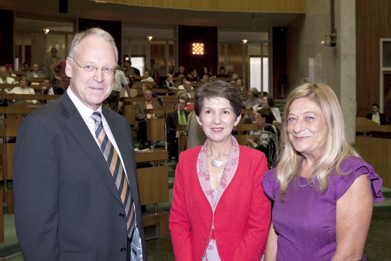 v.li. Univ.-Prof. Dr. Karl Mueller - Vorsitzender der Theodor Kramer Gesellschaft; Mag. Barbara Prammer - Praesidentin des Nationalrates; Mag. Siglinde Bolbecher - stv. Vorsitzende der Theodor Kramer Gesellschaft