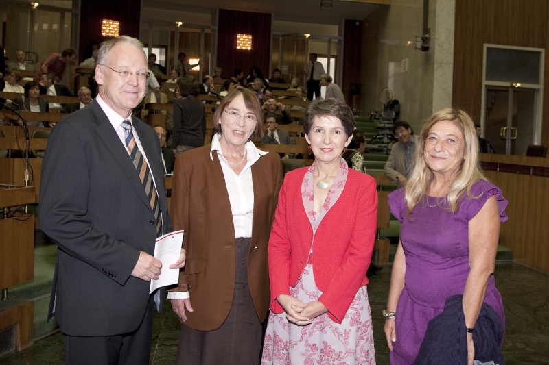 v.li. Univ.-Prof. Dr. Karl Mueller - Vorsitzender der Theodor Kramer Gesellschaft; Renate Welsh - Praesidentin der IG Autorinnen Autoren; Mag. Barbara Prammer - Praesidentin des Nationalrates; Mag. Siglinde Bolbecher - stv. Vorsitzende der Theodor Kramer Gesellschaft