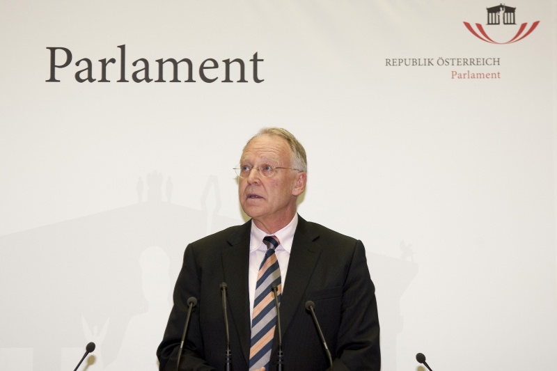 Univ.-Prof. Dr. Karl Mueller - Vorsitzender der Theodor Kramer Gesellschaft am Rednerpult.