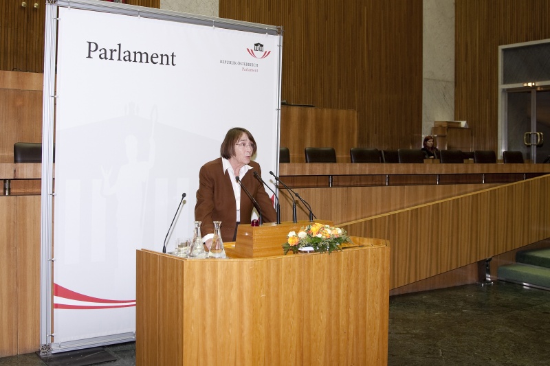 Renate Welsh - Praesidentin der IG Autorinnen Autoren am Rednerpult.