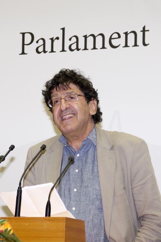 Robert Schindel - Schriftsteller am Rednerpult.