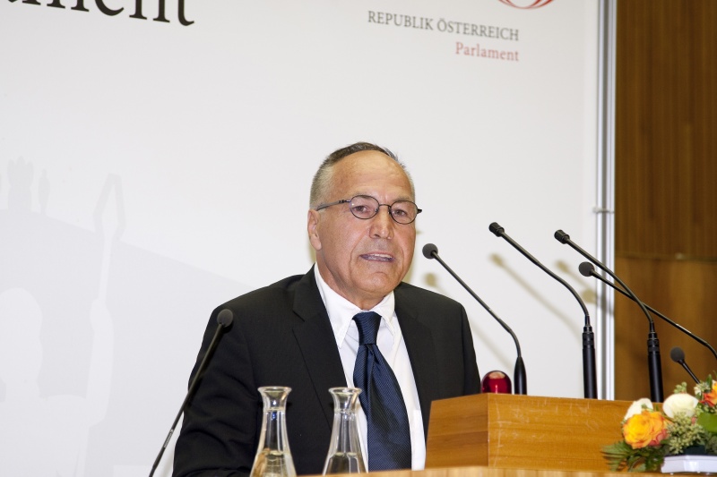 Univ.-Prof. Dr. Hans Hoeller - Institut für Germanistik der Universitaet Salzburg am Rednerpult.