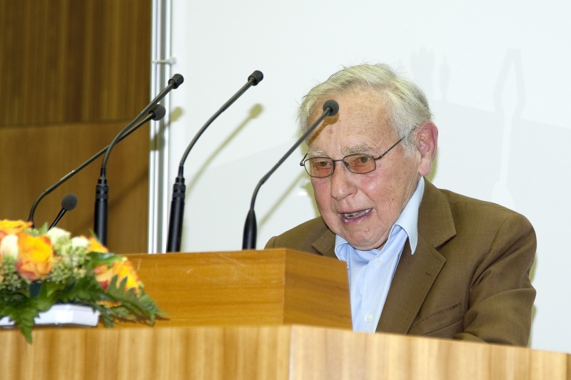 Otto Tausig - Schauspieler und Regisseur am Rednerpult.