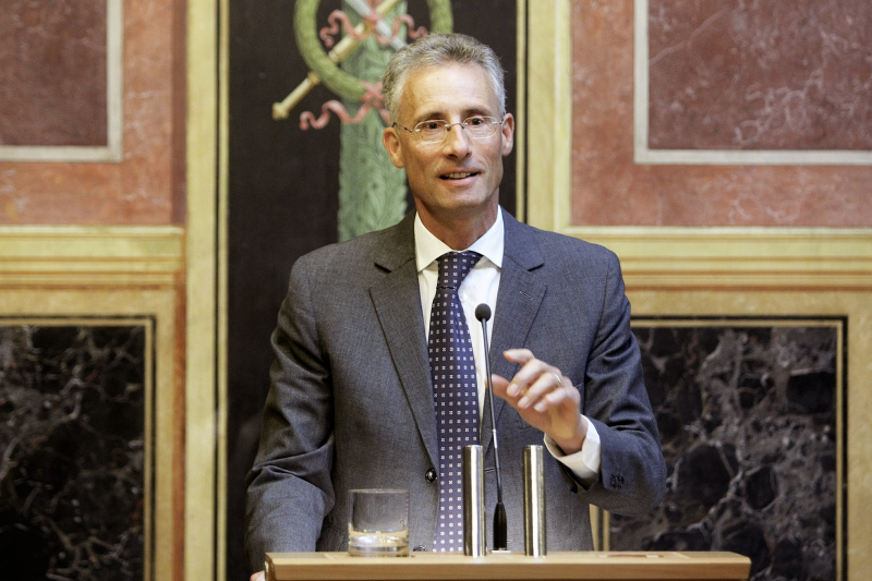 Parlamentsdirektor Dr. Georg Posch am Rednerpult.