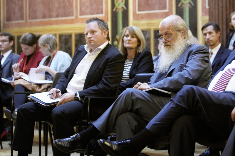 erste Reihe v.re.: Prof. Dr. Rudolf Bretschneider und Mag. Gerald Reischl