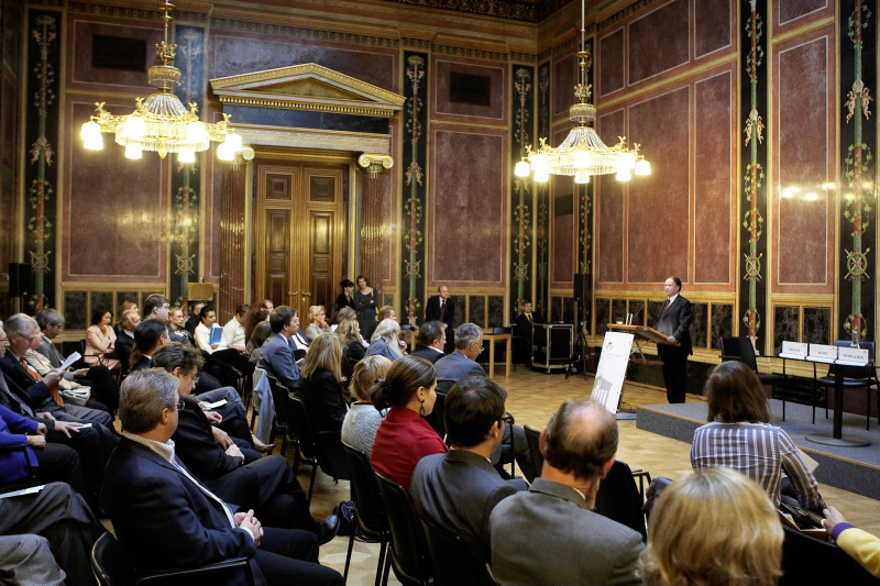 Dr. Harald Woegerbauer am Rednerpult.