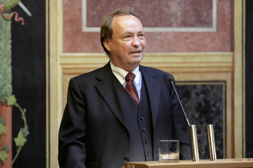 Dr. Harald Woegerbauer am Rednerpult.