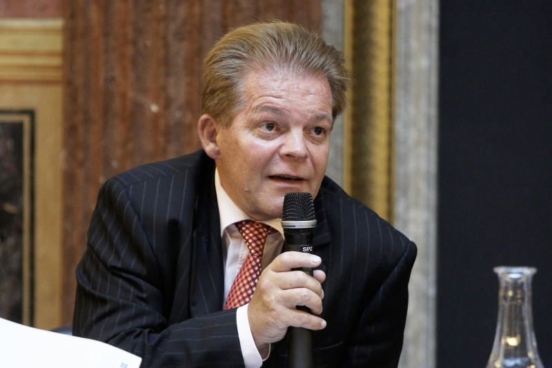 Nationalratsabgeordneter Mag. Johann Maier  mit Mikrofon.