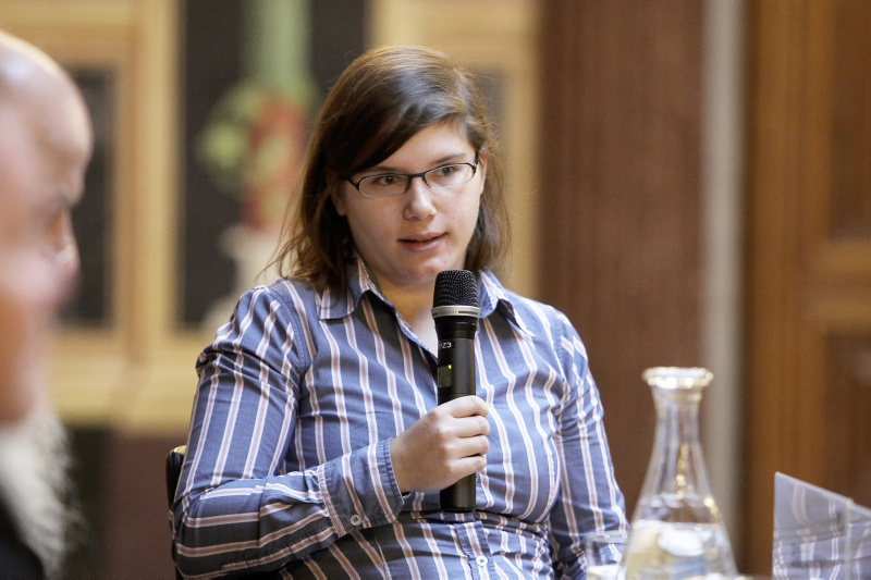 Ingrid Brodnig  mit Mikrofon.