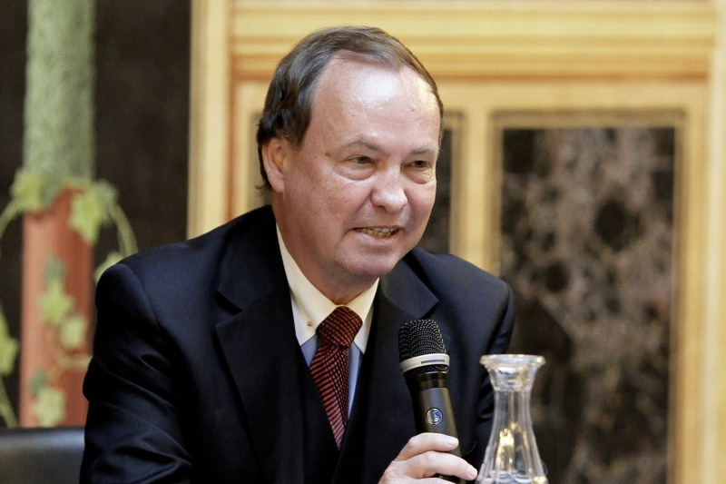 Dr. Harald Woegerbauer mit Mikrofon.